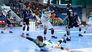 Las mejores imágenes de balonmano entre el Anaitasuna y el BM Sinfín de la liga Asobal en Pamplona