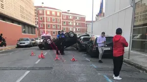 Vuelca un coche en Pamplona después de colisionar contra otro turismo junto al estadio de Larrabide