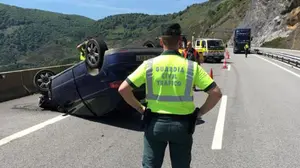 Una persona resulta herida al volcar con su coche despu&eacute;s de chocar contra un cami&oacute;n en la A-15