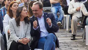 Inés Arrimadas arrasa en Pamplona: las imágenes del acto de Navarra Suma en la plaza del Ayuntamiento