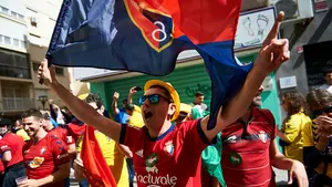 La afición osasunista da color y ambiente a las calles de Cádiz en busca del ascenso a Primera