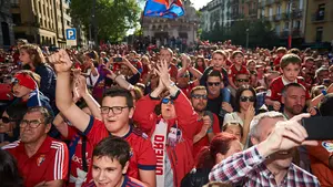 Ovación de la afición rojilla a los jugadores de Osasuna en su visita al Palacio de Navarra