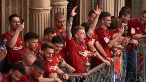 Un estallido de júbilo: plantilla y seguidores de Osasuna comparten la emoción del ascenso en el Ayuntamiento