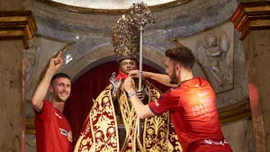 Los capitanes de Osasuna 'ascienden' ante San Fermín: Oier y Roberto Torres anundan al santo un pañuelo