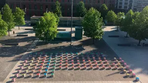 La enorme tabla periódica de la Plaza del Baluarte se traslada a otra ubicación en Pamplona