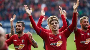 Los jugadores de Osasuna celebran el ascenso con la afición en El Sadar después de vencer a Las Palmas