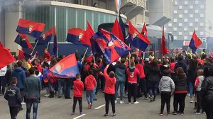 El espectacular recibimiento de la afición de Osasuna a su llegada al estadio de El Sadar