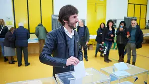 El candidato de Podemos, Mikel Buil, anima a votar para "decidir las prioridades de los próximos cuatro años"