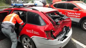 Herido un agente al colisionar un camión contra tres vehículos policiales en Vera de Bidasoa