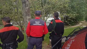 Arrastrado por la corriente: una persona cae al río Arga en la presa de Huarte y es rescatado por la Policía Foral