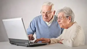 Proponen un plan en Navarra para "erradicar el analfabetismo digital en personas mayores y con discapacidad"