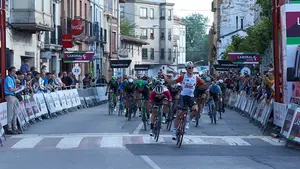 El corredor belga Arne Marit gana al esprint en Lodosa y es el primer líder de la Vuelta ciclista a Navarra