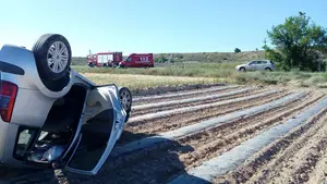 Dos mujeres, liberadas por los bomberos tras quedar atrapadas en un coche después de volcar en Mendavia