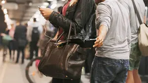 Un encapuchado roba a una joven su móvil en Tudela y después se pone en contacto con ella para pedirle dinero por él