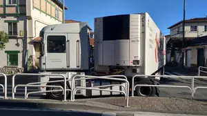Un camionero se despista y termina atascado en el barrio pamplonés de la Chantrea