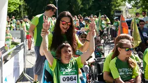 El verde de la lucha contra el c&aacute;ncer toma Pamplona: miles de navarros demuestran su solidaridad en la capital navarra