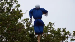 Las increíbles imágenes de la quema del "mayo" y la carrera ciclista de cadetes en Murieta