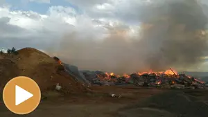 Una planta de fabricación de orujo arde en Viana en un incendio que se prevé que esté activo varios días