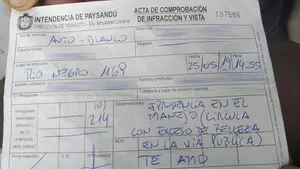 Una surrealista sanción: multan a una mujer por circular "con exceso de belleza" por la vía pública