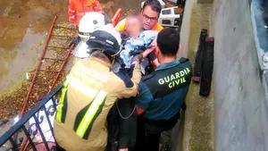 Rescatado un hombre tras quedarse atrapado en la valla de su propia casa al intentar saltarla