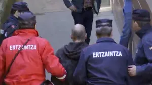 Un hombre mata al novio de su madre, hiere a ésta de gravedad y permanece a su lado hasta que se desangra