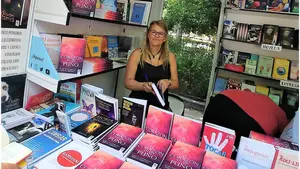 Navarra se cuela en la Feria del Libro de Madrid: una escritora pamplonesa firma ejemplares de su último libro