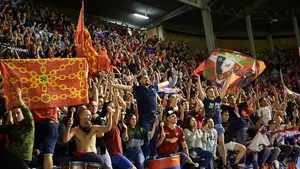 Los jugadores de Osasuna agradecen a la afici&oacute;n rojilla su apoyo durante la temporada en el estadio de El Sadar