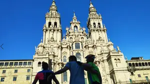 Dos pamploneses recorren el Camino de Santiago para recaudar fondos a favor de los refugiados