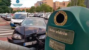 Un joven borracho de 20 años 'estampa' su coche contra una señal en la calle Canal de Pamplona