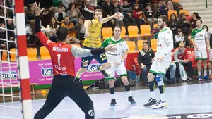 El portero del Anaitasuna Eduardo Salazar, autor de la mejor parada de la liga asobal ante el Cuenca