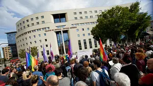 Cientos de personas acuden a los juzgados de Pamplona para apoyar a los redactores del polémico Skolae