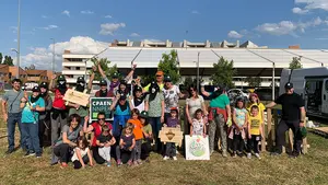 El 'Comando Borraja' asalta un parque de Sarriguren: instalan un huerto ecológico sobre cajones de madera