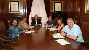 El alcalde Enrique Maya se reúne con los portavoces municipales y fija la fecha del primer pleno de Pamplona