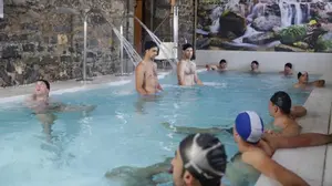 Baño y masaje para comenzar el verano: los pelotaris de Baiko Pilota terminan su concentración en Orduña