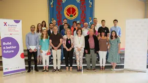 Una estudiante navarra crea un guante que permite hacer un seguimiento de los pacientes en rehabilitación