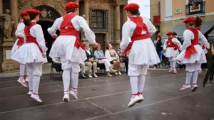 Dantzaris y mujeres: el premio de una peña de Pamplona homenajea a estas pioneras por San Fermín