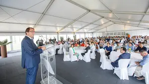 Vino con sabor internacional: 200 representantes del sector vitivinícola en China visitan una bodega en Mendavia 