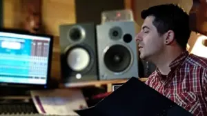 As&iacute; suena 'Besos de almohada', la balada rock de un profesor de jotas sobre la a&ntilde;oranza de los Sanfermines