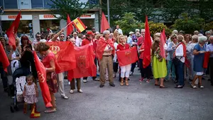 Una concentración pide al PSN que "rectifique" su política de pactos: "Chivite, entiende, Navarra no se vende"