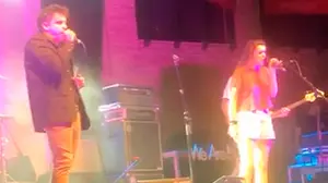 Amaia da la sorpresa en Cintruénigo al subirse al escenario durante un concierto de Carolina Durante
