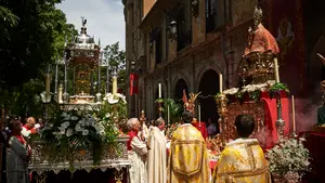 Pese a las altas temperaturas, los fieles han acompañado al Corpus Christi por Pamplona