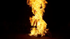 Dos ni&ntilde;os chocan en un salto y caen al fuego durante las hogueras en la noche de San Juan