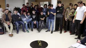 Los combates de 'mini-sumo' de robots en la UPNA que han dado el aprobado a los alumnos de Ingeniería