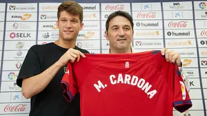 Marc Cardona ya luce la camiseta rojilla: así ha sido la presentación del nuevo delantero de Osasuna