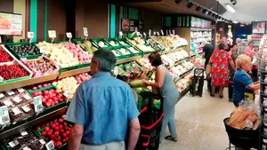 Apuesta por el cliente: un supermercado de "nueva generación" reabre en un barrio de Pamplona