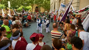 Las peñas de Pamplona adelantan las fiestas: toman las calles de la ciudad para presentar sus pancartas