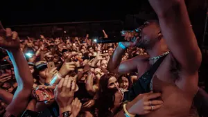 Más de 9.000 personas combaten la ola de calor con 12 horas ininterrumpidas de música en Cortes