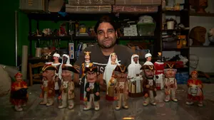 Navarra en miniatura: una tarde en el taller del creador de los gigantes de goma que arrasan entre los niños