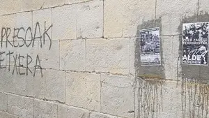 Los radicales comienzan los Sanfermines ensuciando las paredes de la iglesia de San Lorenzo