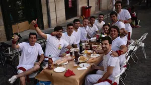 Los tradicionales 'almuercicos" de San Fermín llenan las calles de Pamplona de chistorra, huevos fritos y sangría